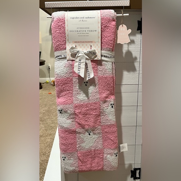 Viral TikTok 2024 Cupcakes and Cashmere pink ghost throw 50”x70” blanket NWT - Picture 2 of 8